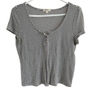 🐚🪼 2/20$ TOPS 🪼🐚 Women's Black & White Striped Scoop Neck Tee